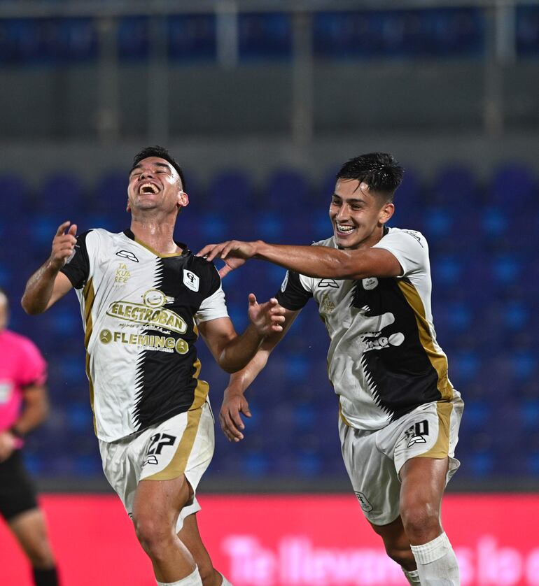 Los hombres del gol. Lucas Sanabria celebra tras anotar el cuarto gol de Tacuary sobre el 12 de Octubre. Se le suma Gustavo Aguilar, autor de un triplete. 