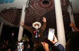 El presidenciable peruano, Pedro Castillo celebra su victoria parcial en los comicios celebrados ayer, domingo. (EFE)