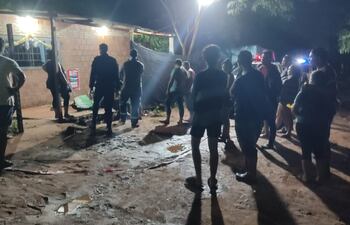 Ante la gran presencia de vecinos, muchos de ellos enardecidos, se dispuso el levantamiento del cuerpo y la remisión a la morgue para poder garantizar el trabajo de la Fiscalía.