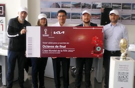 Jorge Eduardo Gill, Carmen Cabral, Luis Sosa y Aníbal Gómez, los ganadores de la promo de Kia te lleva al mundial de Catar, posan con Rubén Rodríguez (centro).