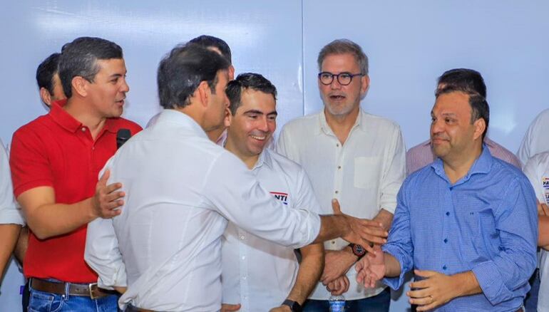 Momento en que se dio el supuesto abrazo republicano entre el senador Silvio Ovelar y el diputado Mario Varela.