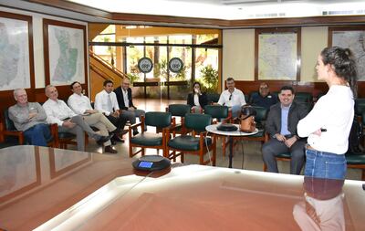 La consultora, Dra. Graciela Riera, realizando la exposición del proyecto de laboratorio de ADN del Senacsa, ante directivos de la ARP, con participación del titular del servicio, Dr. José Carlos Martin.