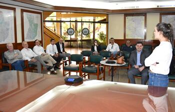 La consultora, Dra. Graciela Riera, realizando la exposición del proyecto de laboratorio de ADN del Senacsa, ante directivos de la ARP, con participación del titular del servicio, Dr. José Carlos Martin.