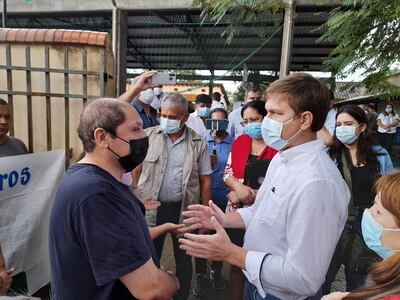 Padres de alumnos reclaman rubros para docentes al ministro de educación Juan Manuel Brunetti.
