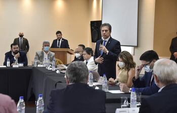 El ministro de Industria y Comercio, Luis Alberto Castilgioni, dio la bienvenida a los representantes de gremios empresariales en el Consejo Asesor de Desarrollo Económico.