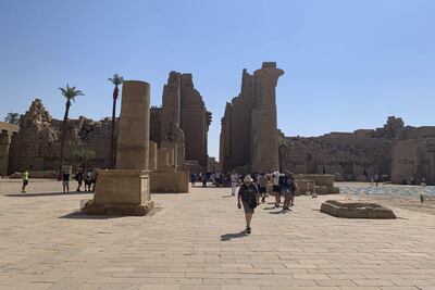 Entrada del complejo funerario de Karnak, donde centenares de personas van a adorar a los dioses antiguos egipcios. El paganismo en Egipto vive un periodo de "renacimiento" con el aumento de los anuncios de retiros espirituales de meditación en el país de los faraones, donde cada vez más grupos de personas acuden para sentarse a "adorar" a los dioses del Antiguo Egipto, liderados por un "profeta".