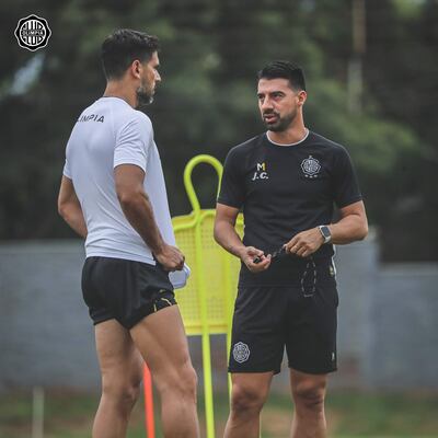 Julio César Cáceres López (42), en diálogo con Roque Santa Cruz, lleva ocho partidos dirigidos a Olimpia, con tres victorias, un empate y cuatro derrotas.