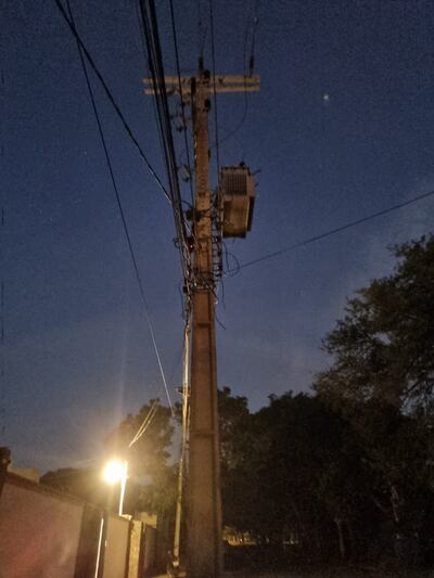 Un transformador de la ANDE explotó y dejó sin luz a todo un barrio de Luque.