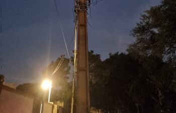 Un transformador de la ANDE explotó y dejó sin luz a todo un barrio de Luque.