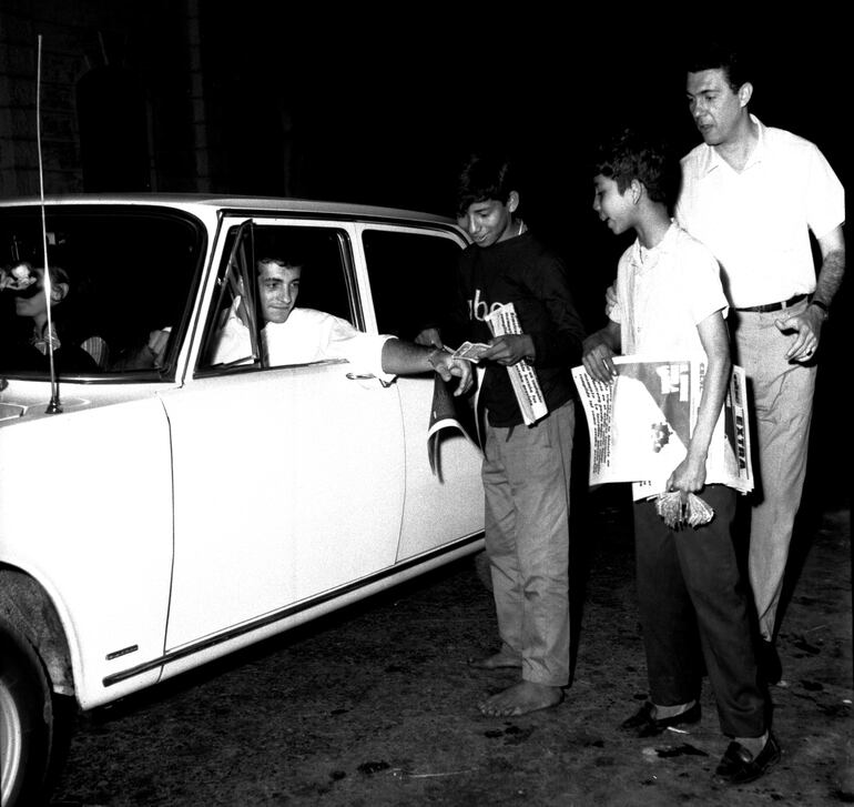 Canillitas vendiendo la edición Extra de ABC por la llegada del hombre a la luna.