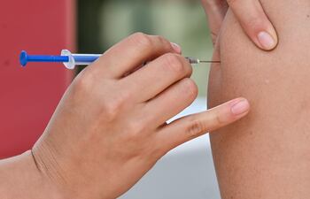 Italia y España comenzaron el domingo a vacunar a su población contra el coronavirus.