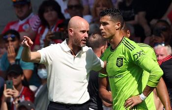Erik ten Hag, entrenador del Manchester United, dando indicaciones a Cristiano Ronaldo.