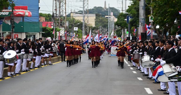 Chiroleras, bandaliza, abanderados y profesores volvieron a aparecer en calles lambareñas, luego de dos años. 