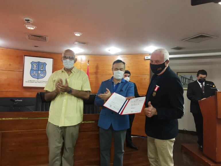 Jörn Wenger de IODI haciendo un gesto de “al pelo” ya con su condecoración en el pecho.