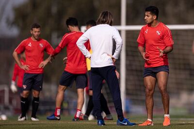 Cecilio Domínguez charlando con el técnico durante un entrenamiento.