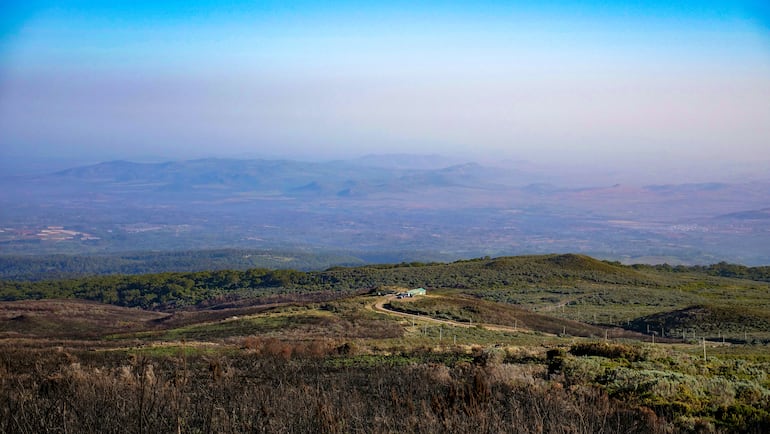 Desde el monte Kenia se tiene una amplia vista sobre el paisaje circundante. Foto: Julian Hilgers/dpa