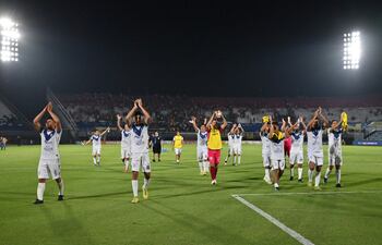 Brazos en alto de los triunfadores, retribuyendo a la barriada de la “V” azulada el respaldo recibido.