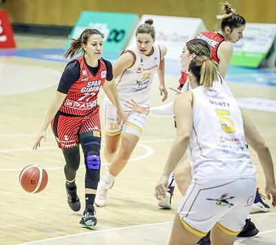 Paola Ferrari, en uno de los juegos por la liga de baloncesto.