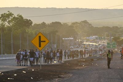 Peregrinos caminan por la ruta PY02
