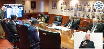 El ministro César Garay (parado) abandona momentáneamente la plenaria antes de la confirmación del fiscal Gabriel Ramírez Palumbo.