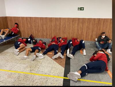 Parte del plantel pasó así la noche en el aeropuerto brasileño.