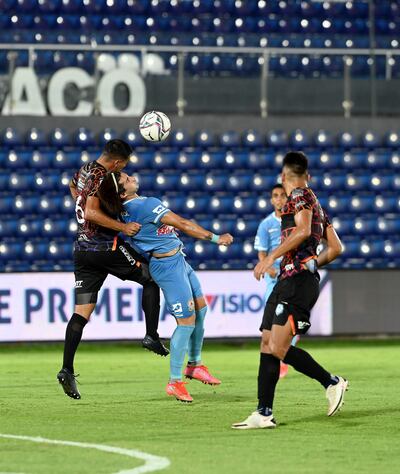 Miguel Paniagua, de Guaireña, lucha por el balón con el delantero Diego  Martínez, reflejando lo peleado del juego en el Defensores del Chaco.