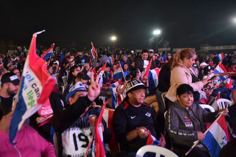 Partidarios de la Concertación Nacional en el cierre de campaña de Efraín Alegre, el jueves en Asunción.
