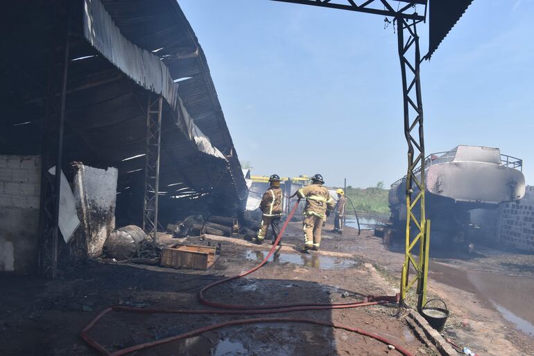 Bomberos de diferentes compañías acudieron hasta la aceitera de Ypané que fue literalmente consumida por las llamas y un obrero falleció a consecuencia de las quemaduras que recibió.