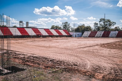 El gramado del estadio del General Caballero JLM está siendo cambiado.