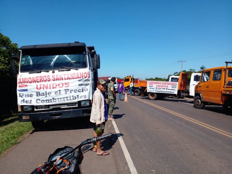 Prosiguen manifestaciones en San Pedro en reclamo por la suba de combustibles.