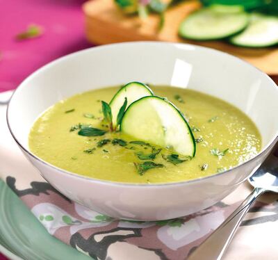 Se recomienda consumir sopa de verduras son reforzantes calientes y de consistencia más densa.