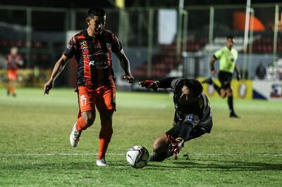 Fidel Fariña, autor de dos tantos para Sport Primavera, deja atrás el intento del portero Derlis Espínola de Guaraní Unido. (Foto: APF)