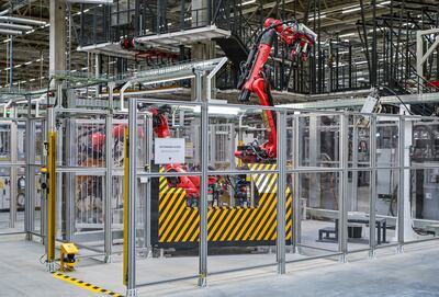 Robots en la producción: hace tiempo que nos hemos acostumbrado a ello. Pero ahora, los sistemas de IA también pueden asumir tareas mucho más exigentes.