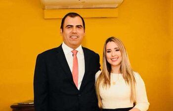El Gobernador de Caazapá, Pedro Díaz Verón junto a su esposa, la Jueza Electoral de Villarrica, Adriana Narváez de Díaz.