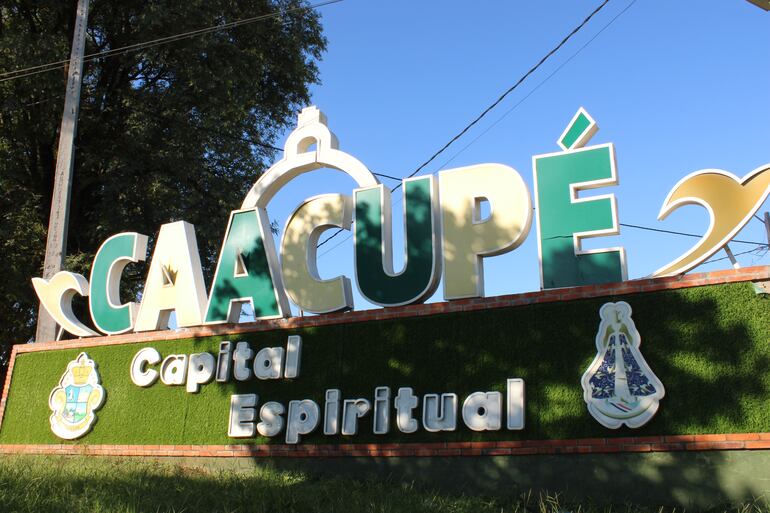 Letras corpóreas que forman el nombre de la ciudad en el km 48 de la ruta PY02.