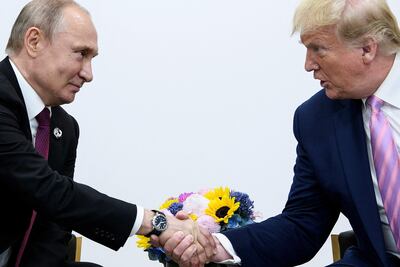 En esta foto de archivo tomada el 28 de junio de 2019, el presidente de Estados Unidos, Donald Trump (derecha), asiste a una reunión con el presidente de Rusia, Vladimir Putin, durante la cumbre del G20 en Osaka, Japón.