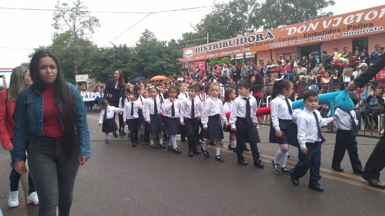 En perfecta formación pasaron los escolares frente al público.
