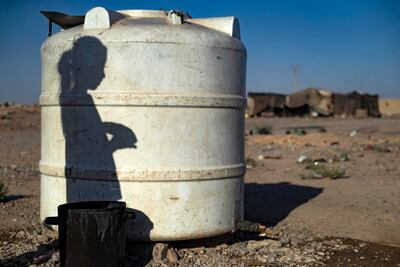 La sombra de una niña proyectada sobre un tanque de agua en un campamento de desplazados en Raqa, en el norte de Siria.
