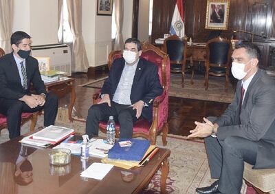 Luis Ljubetic, Hugo Velázquez y Édison Ortiz en la reunión que mantuvieron los jugadores con el vicepresidente de la República, por la vuelta del básquetbol.