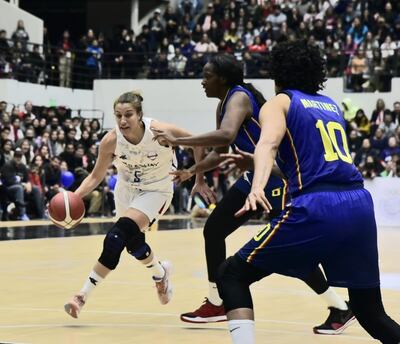 Paola Ferrari (i) durante el duelo contra Colombia en la última jornada del Baloncesto en los Juegos Suramericanos Asunción 2022.