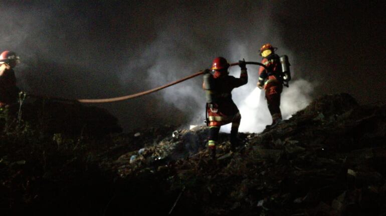 Incendio en un basural en Capiatá se extendió hacia un pastizal, obligando a un esfuerzo denodado de los bomberos para evitar consecuencias mayores.