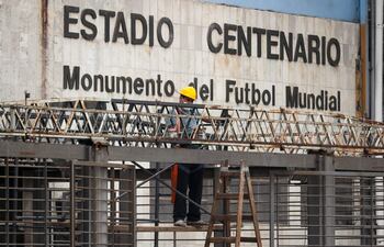 Un obrero trabaja en la remodelación del Estadio Centenario, sede la final única de la Copa Libertadores 2021.
