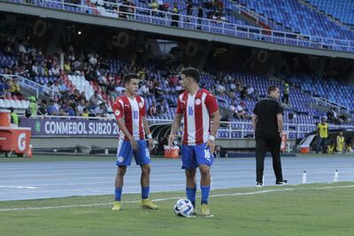Matías Segovia (Guaraní) y más cerca de la pelota, Ariel Gamarra (Argentino Juniors