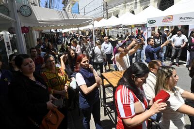 Gran cantidad de gente asistió ayer a la feria, sobre calle Palma, que es peatonal hasta hoy a las 15:00.