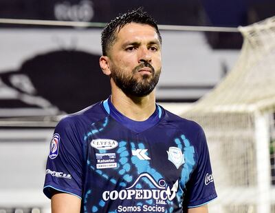 El rostro de Santiago Salcedo lo dice todo. No le gustó ser cambiado seguramente tenía el deseo de anotar  el gol 150 en su foja y el número 15 contra Olimpia.