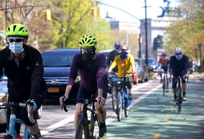 Varias personas se mueven en bicicleta por una bicisenda próxima a Prospect Park, en Nueva York.