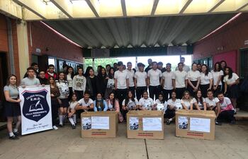 Estudiantes del tercero de Ciencias Básicas del Colegio Nacional Enseñanza Media y Diversificada de la Villa Permanente de Ayolas.