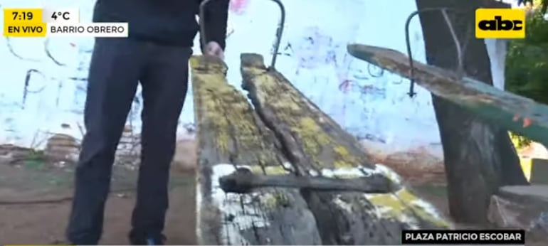 Sube y baja de madera podrido, roto y peligroso para los niños