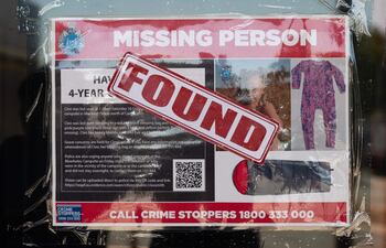 El sello de "encontrada" sobre un poster que avisaba sobre la desaparición de Cleo Smith y pedía ayuda para encontrarla, en Carnarvon, Australia.
