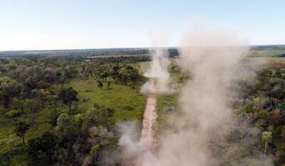Vista aérea de las explosiones para destruir una de las pistas halladas por intervinientes.